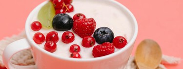 Cenar solo un yogur con fruta, ¿es realmente una buena idea?