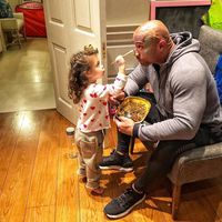 El lado más tierno de "La Roca": deja que su hija le pinte la cara antes de irse a trabajar 