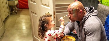 El lado más tierno de "La Roca": deja que su hija le pinte la cara antes de irse a trabajar 