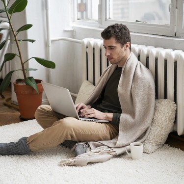 Si estás helado en casa y no quieres gastar tanto en calefacción, aquí tienes ocho consejos prácticos para conservar mejor el calor 