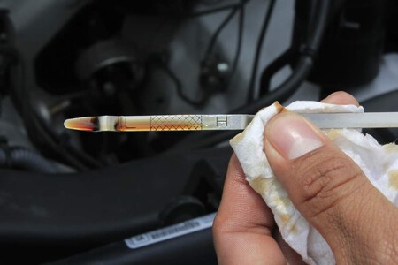 Varilla de comprobación del aceite del motor en un coche