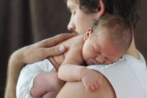 Permiso de paternidad en España: cuánto dura la baja de los padres en cada situación