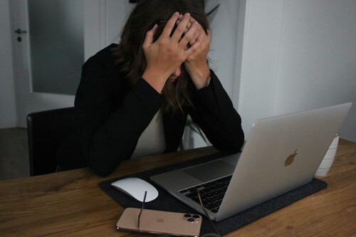 Publicação polêmica de CEO da startup de IA Greptile gera repercussão nas redes no fim de 2024. Imagem: SEO Galaxy Unsplash