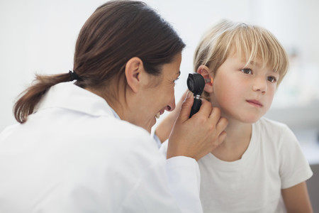 Uno de cada cuatro niños es atendido por un médico de familia, ¿por qué faltan pediatras en España?