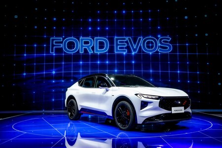 El nuevo Ford EVOS es un SUV familiar con una pantalla de un metro de largo... ¿para reemplazar al Ford Mondeo?