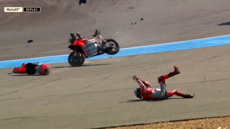 Una durísima caída deja a Jorge Lorenzo en el centro médico y complica su participación en Tailandia