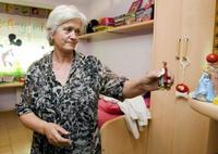 Una abuela consigue un permiso de maternidad para cuidar a su nieta