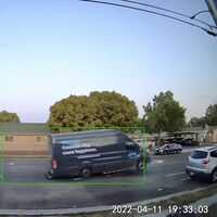 A un ayuntamiento se le ha ido tanto la mano poniendo badenes que alguien ha puesto una cámara para ver volar los coches y se ha hecho viral