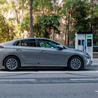 Cargar el coche eléctrico en Barcelona dejará de ser gratis el 18 de enero, y el precio será variable