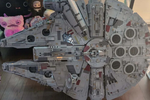 Un fan de LEGO compró un Halcón Milenario en Facebook y descubre que faltan 2,000 piezas: LEGO admite el error y se las envía