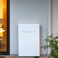 Ya puedes comprar una batería doméstica para autoconsumo de Tesla en España, pero tardarás años en amortizarla