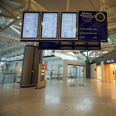 Roma: un periodista se coló en su aeropuerto y dejó en duda su seguridad