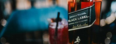 El Double Black Label de Johnnie Walker es el whisky ideal para darse un homenaje, arrasa en ventas y está en oferta 