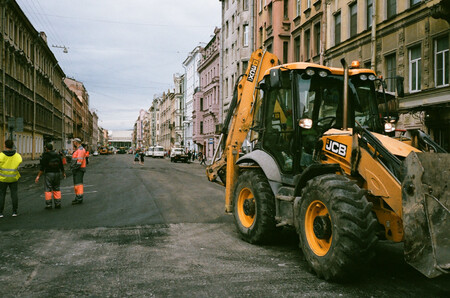 Excavadora realizando obras en la calle