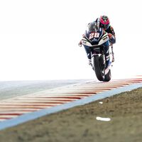 Izan Guevara aprovecha un problema de Manu González para poner al rojo vivo el mundial de Moto2 en Japón 