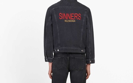 Balenciaga hace del color rojo, los logos y el denim los elementos clave para una colección cápsula