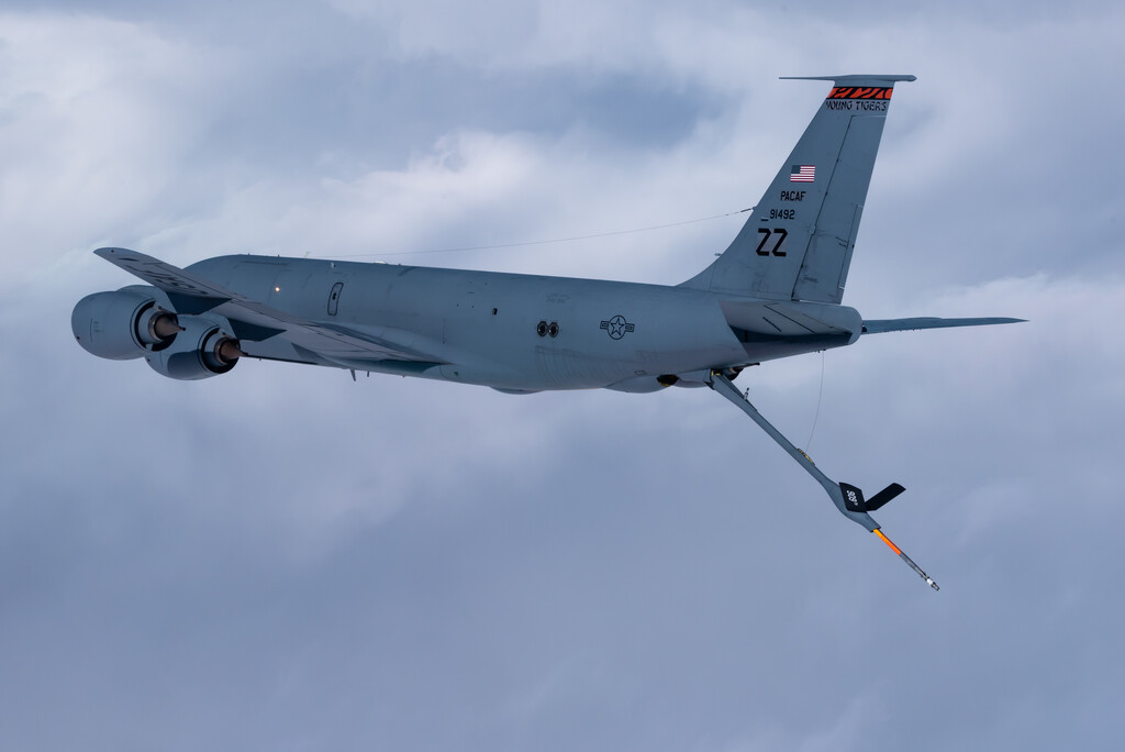 Los KC-135 llevan décadas repostando aviones. Ahora EEUU quiere que también lancen drones para protegerse