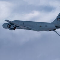 Los KC-135 llevan décadas repostando aviones. Ahora EEUU quiere que también lancen drones para protegerse