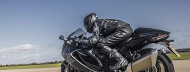 Há 30 anos, um pacto japonês limitava a velocidade das motocicletas a 300 km/h, então, a Suzuki Hayabusa estabeleceu nova marca, atingindo quase 450 km/h 
