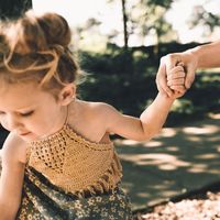 Codo de niñera: cuidado con tirar de los brazos de los niños, puede causar lesiones
