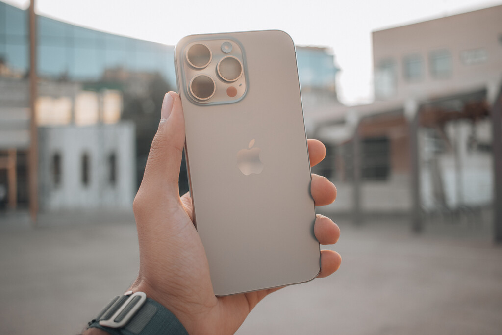 iOS 18 ya permite limitar la carga máxima de nuestro iPhone por debajo del 100%. Tiene todo el sentido del mundo 