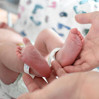 Cómo se identifica al bebé recién nacido en el hospital