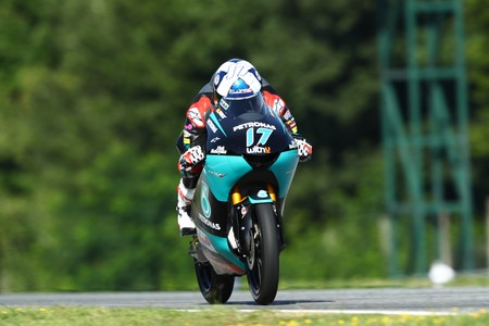 John McPhee marca el mejor tiempo de Moto3 en unos entrenamientos marcados por la lluvia