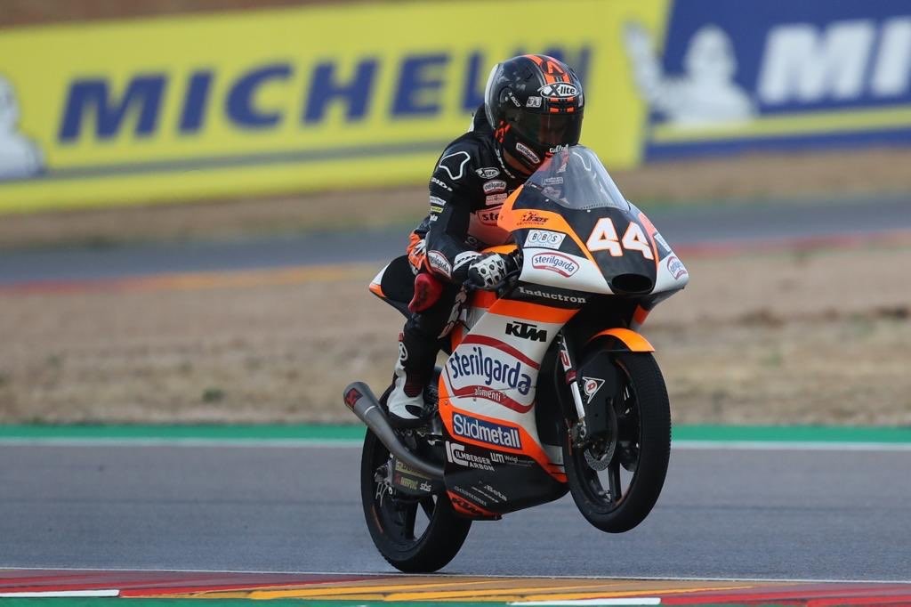 Arón Canet se exhibe en MotorLand para dar un mazazo a la general de Moto3