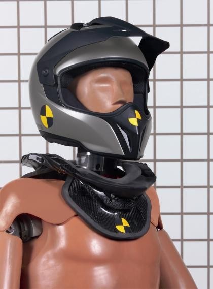 Desvelado el precio del Neck Brace System de BMW