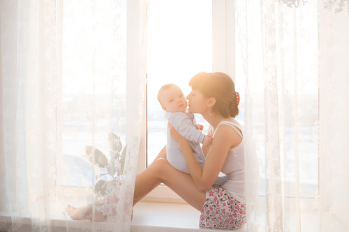 A la vecina de enfrente, la que duerme al niño entre tetas y brazos