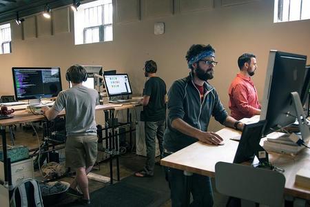 personas trabajando en standing desks