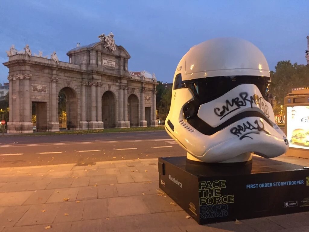 Los cascos gigantes de Stars Wars de Madrid