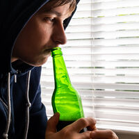 Se você acorda ansioso depois de beber, não é coisa da sua cabeça: a ciência explica o efeito rebote que ataca seu sistema nervoso 