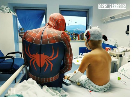 Policía de profesión y superhéroe en sus ratos libres para ayudar a los niños con cáncer, una preciosa historia que nos ha emocionado