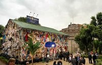 Un hotel en Roma hecho con la basura de playas europeas
