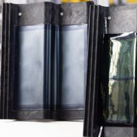 Las placas solares grandes y feas han quedado obsoletas. Han inventado unas flexibles que se adaptan a la forma de las tejas 