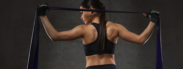 Estos ejercicios para fortalecer pectorales, hombros y espalda los puedes hacer tan solo con una banda elástica