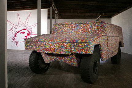 Un HumVee hecho con bolas de chicle