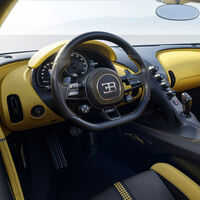 Al diseñador de los coches más caros del mundo le asustan las pantallas digitales, pero no es por las distracciones