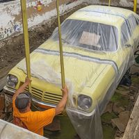Alguien enterró un auto en una cápsula del tiempo hace 50 años. Hoy lo sacaron junto con otros 5,000 objetos