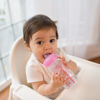 Biberón: ¿hasta que edad puede el bebé tomarlo sin que afecte a su desarrollo y salud bucodental?