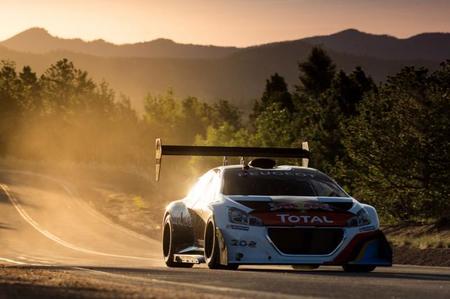 Peugeot celebra el aniversario del récord de Pikes Peak con un vídeo