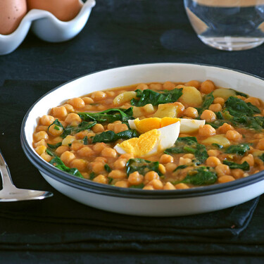 Los cocineros españoles coinciden: la clave del potaje de garbanzos está en cuándo echas las espinacas 