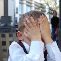 Niños con miedo a hacer el ridículo: cómo ayudarles a afrontar esta inseguridad y superar su vergüenza 