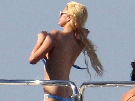 Paris Hilton saca pecho, ¡arriba el topless veraniego!