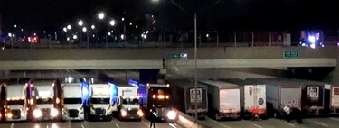 Un hombre amenazaba con saltar desde un puente: 13 trailers se estacionaron debajo para frenar su caída 