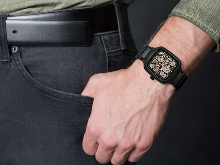 Rado diseña su primer reloj de caja cuadrada que deja ver 'el corazón' de su maquinaria interna