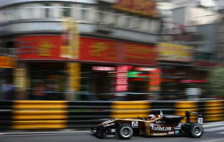 Felix Rosenqvist se impone en una animada carrera clasificatoria en Macao