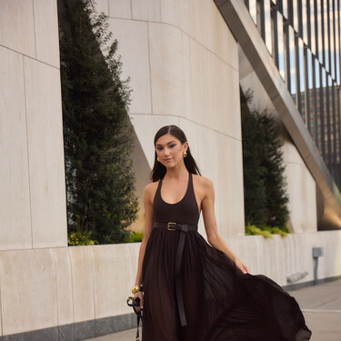 Massimo Dutti arrasa con el vestido lencero más original: marrón chocolate con encajes 