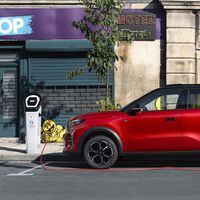 El Gobierno pone un parche al gran problema del coche eléctrico: instalará estaciones de carga ultrarrápida en ocho áreas de servicio